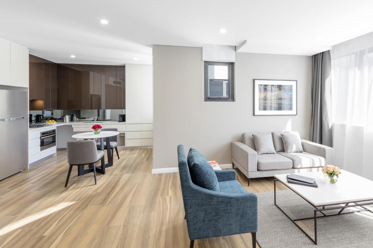 Meriton Suites Coward Street, Mascot Сідней Екстер'єр фото A staged apartment at 100 East End Avenue