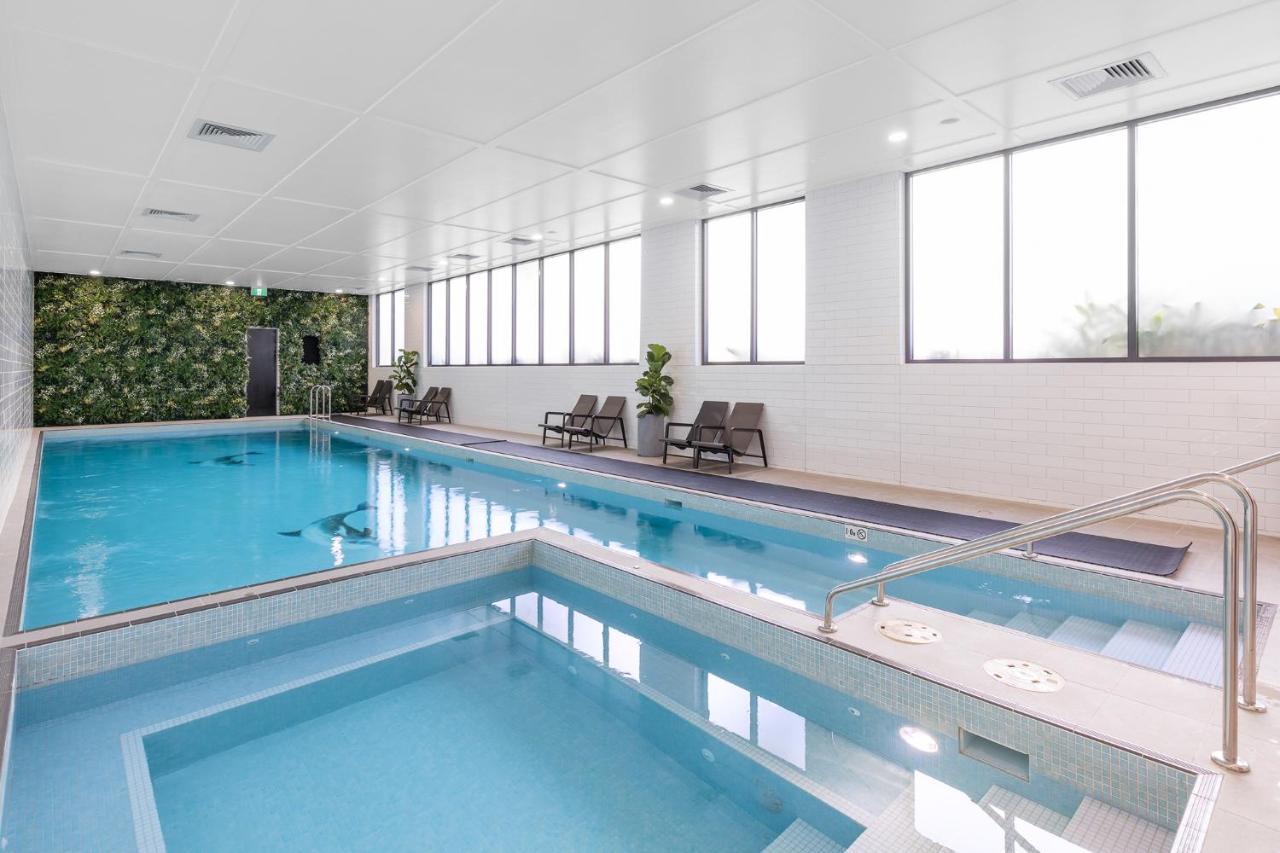 Meriton Suites Coward Street, Mascot Сідней Екстер'єр фото The pool at the hotel
