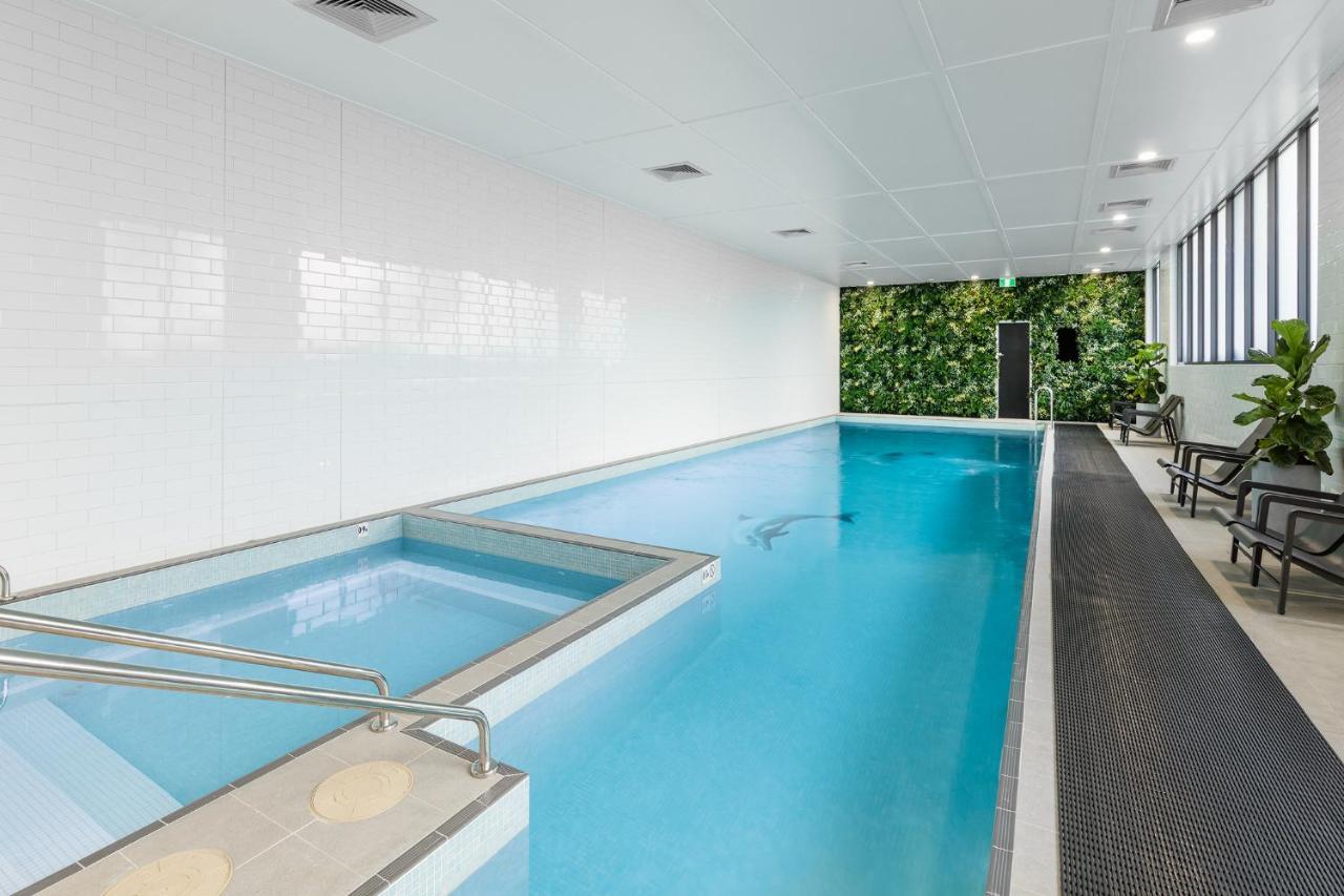 Meriton Suites Coward Street, Mascot Сідней Екстер'єр фото The pool at the hotel